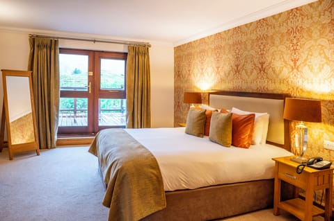 Suite | Premium bedding, desk, iron/ironing board, free WiFi