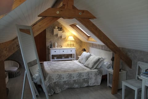 Room (Marjolaine) | Desk, blackout drapes, free cribs/infant beds, free WiFi