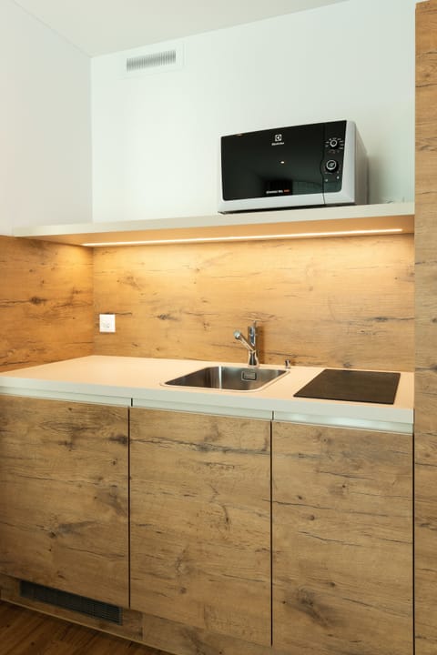 Business Single Room | Desk, laptop workspace, blackout drapes, soundproofing