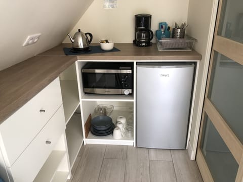 Deluxe Double Room, Balcony | Private kitchenette | Fridge, microwave, coffee/tea maker, electric kettle