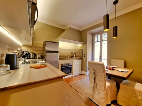 Deluxe Apartment - annex building | Private kitchen | Electric kettle, eco-friendly cleaning products