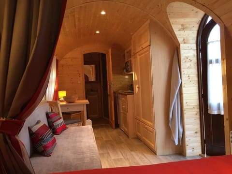 Room (Roulotte Chais Catherine) | Living area | Flat-screen TV