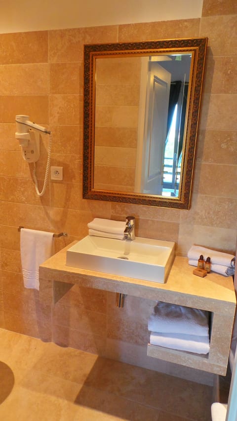 Superior Double Room, Park View | Bathroom sink