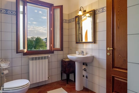 Family Apartment, 2 Bedrooms, Balcony, Garden View | Bathroom | Shower, hair dryer, bidet, towels