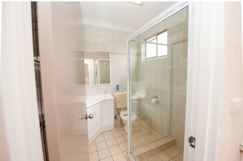 Standard Room | Bathroom | Shower, free toiletries, hair dryer, towels