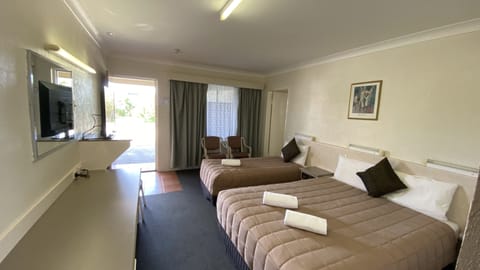 Family Suite | Minibar, laptop workspace, iron/ironing board, free WiFi