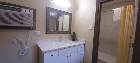 Economy Single Room, 1 King Bed, Non Smoking, Private Bathroom | Bathroom | Shower, towels