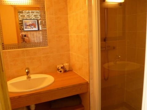 Studio | Bathroom | Free toiletries, hair dryer, towels