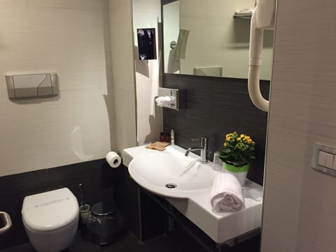 Shower, free toiletries, hair dryer, bidet