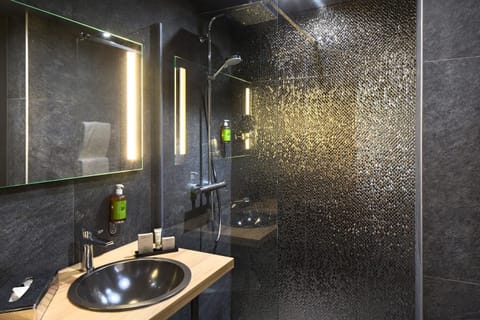 Shower, free toiletries, towels