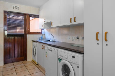 Classic Villa | Private kitchen | Fridge, microwave, toaster, cookware/dishes/utensils