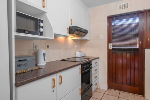 Classic Villa | Private kitchen | Fridge, microwave, toaster, cookware/dishes/utensils