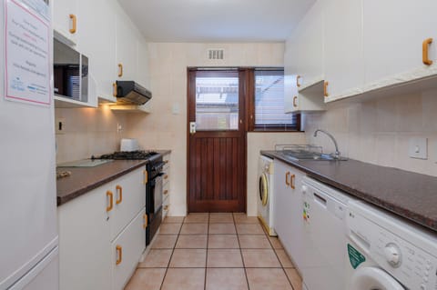 Classic Villa | Private kitchen | Fridge, microwave, toaster, cookware/dishes/utensils