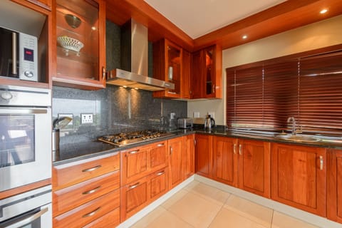 Luxury Villa, 4 Bedrooms | Private kitchen | Microwave, electric kettle, toaster, cookware/dishes/utensils