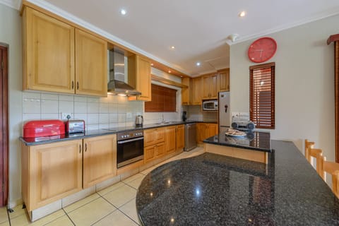 Premium House, 5 Bedrooms | Private kitchen | Microwave