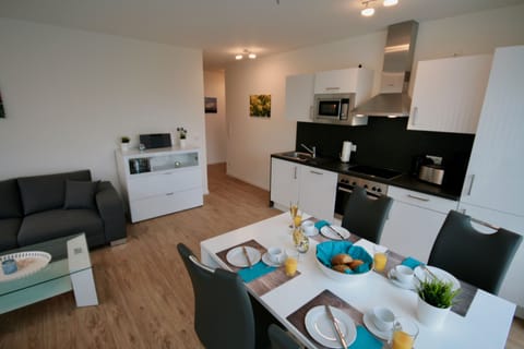 Apartment (incl 90€ cleaning and 12€ service fee) | In-room dining