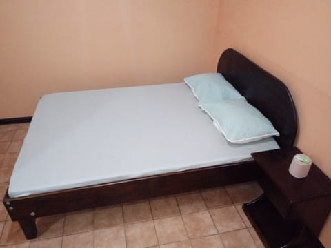 Basic Double Room, Non Smoking, Shared Bathroom | Free WiFi, bed sheets