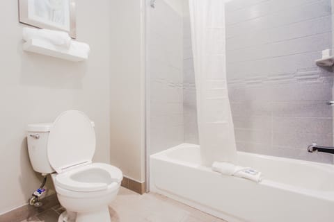 Combined shower/tub, deep soaking tub, free toiletries, towels