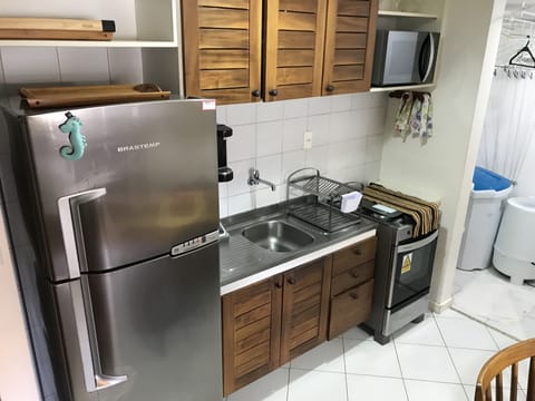 Standard Apartment | Private kitchenette | Fridge, microwave, stovetop, cookware/dishes/utensils