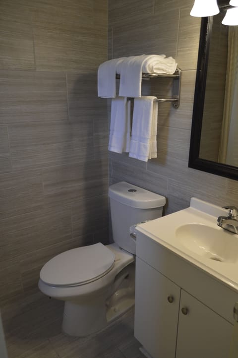 Double or Twin Room | Bathroom | Combined shower/tub, free toiletries, towels, soap