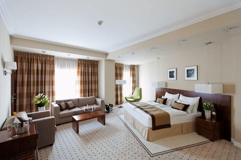 Executive Room, 1 King Bed | Premium bedding, minibar, in-room safe, individually decorated