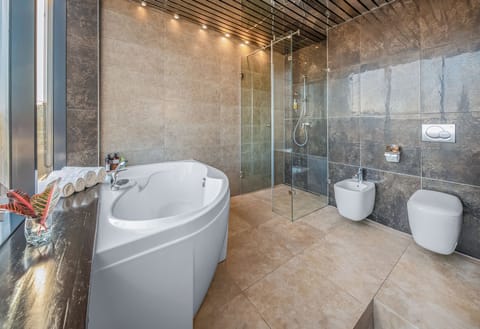 Grand Studio Suite | Bathroom | Free toiletries, hair dryer, towels