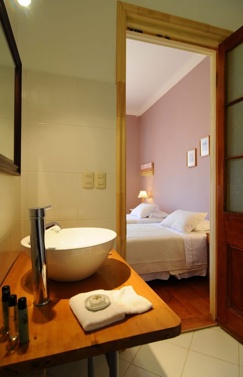 Standard Room, City View | Bathroom | Combined shower/tub, hair dryer, towels