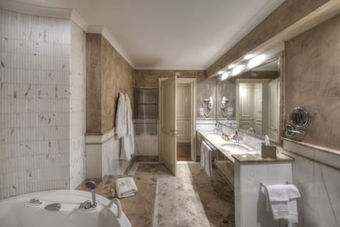 Junior Suite | Bathroom | Separate tub and shower, jetted tub, free toiletries, hair dryer