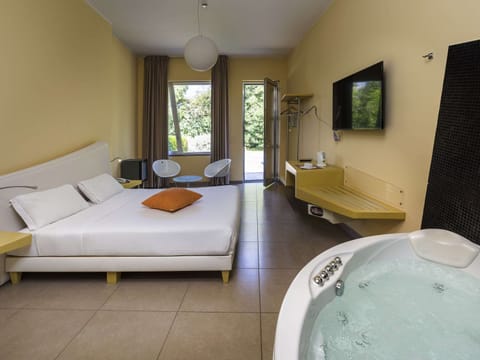 Superior Room, 1 King Bed | Bathroom | Eco-friendly toiletries, hair dryer, slippers, bidet