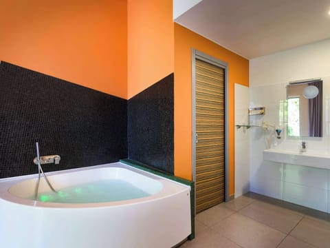 Superior Room, 1 King Bed | Bathroom | Eco-friendly toiletries, hair dryer, slippers, bidet