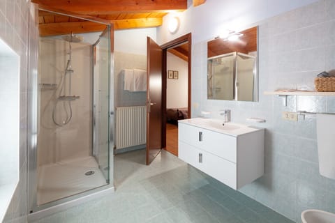 Triple Room | Bathroom | Shower, rainfall showerhead, free toiletries, hair dryer