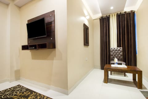 Desk, soundproofing, free WiFi, bed sheets