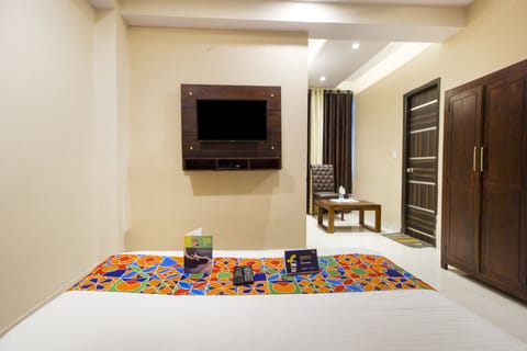 Desk, soundproofing, free WiFi, bed sheets