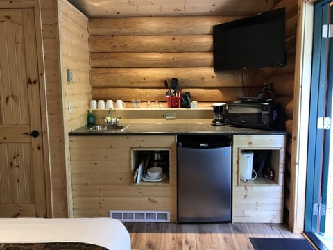 Cabin, 2 Queen Beds, Non Smoking | Desk, free WiFi, bed sheets