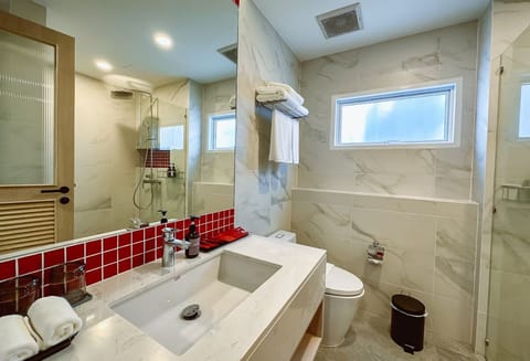 Executive Triple Room | Bathroom | Shower, rainfall showerhead, free toiletries, hair dryer