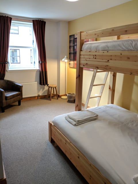 Triple Room | Blackout drapes, free WiFi, bed sheets