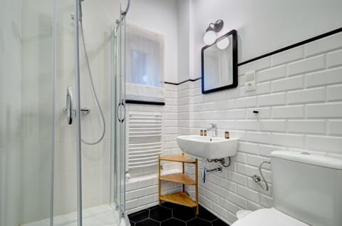 Deluxe Apartment (10 occupants ) | Bathroom | Shower, free toiletries, hair dryer, towels