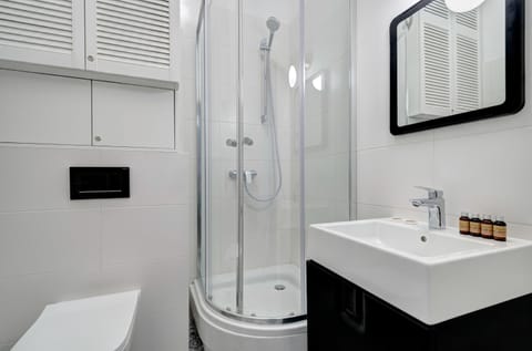 Premium Apartment, Non Smoking (8 occupants) | Bathroom | Shower, free toiletries, hair dryer, towels