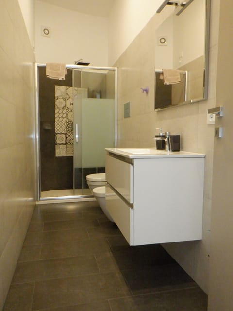 Deluxe Quadruple Room, Ensuite | Bathroom | Shower, rainfall showerhead, free toiletries, hair dryer