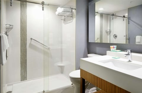 Combined shower/tub, designer toiletries, hair dryer, towels