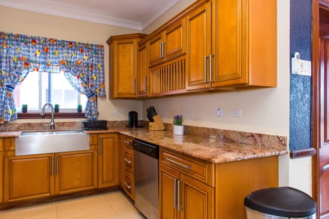 Family Apartment, Mountain View | Private kitchen | Full-size fridge, microwave, oven, stovetop