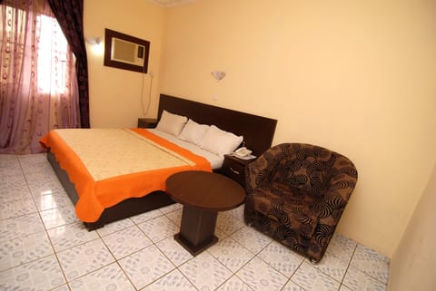 Royal Room, 1 Double Bed | Desk