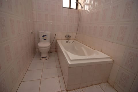 Executive Suite, 1 Double Bed | Bathroom | Deep soaking tub, rainfall showerhead, free toiletries, towels