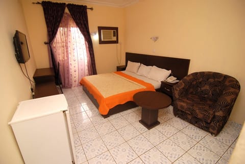 Royal Room, 1 Double Bed | Desk