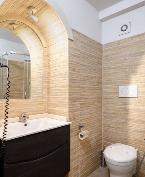 Deluxe Studio | Bathroom | Free toiletries, towels