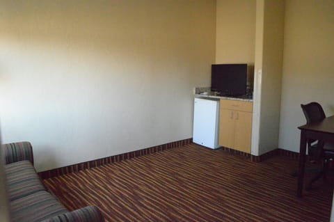 Comfort Triple Room | Living area | 42-inch flat-screen TV with satellite channels, TV