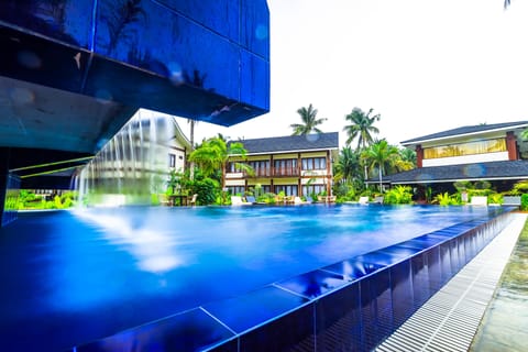 Outdoor pool, pool umbrellas, sun loungers