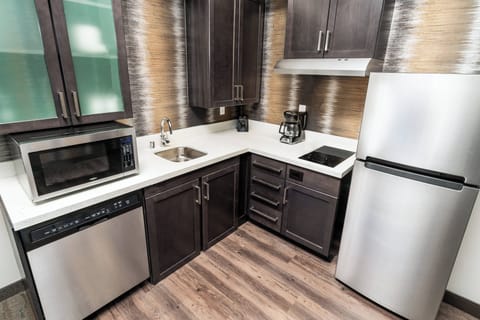 Full-size fridge, microwave, stovetop, dishwasher