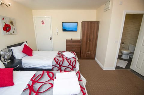 Deluxe Studio, Multiple Beds | Bathroom | Shower, free toiletries, hair dryer, towels