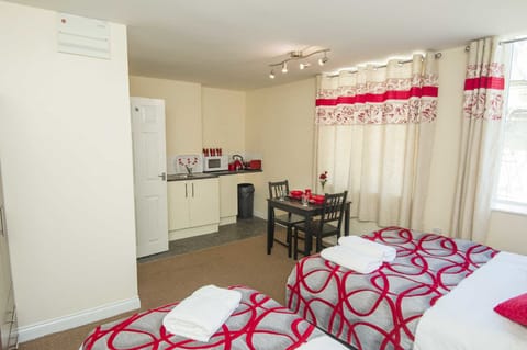 Deluxe Studio, Multiple Beds | Living area | Flat-screen TV, Netflix